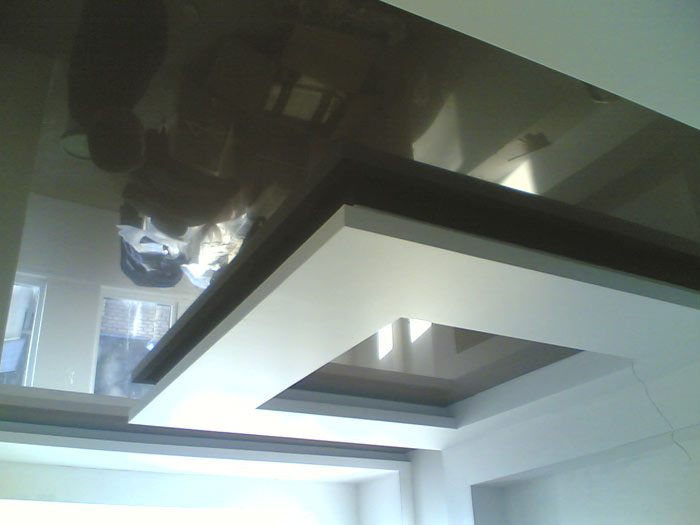глянцевый двухуровневый потолок